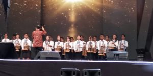 Pertunjukkan angklung mahasiswa STT Diakonos di KKR Niko Njotorahardjo di Banjarnegara.